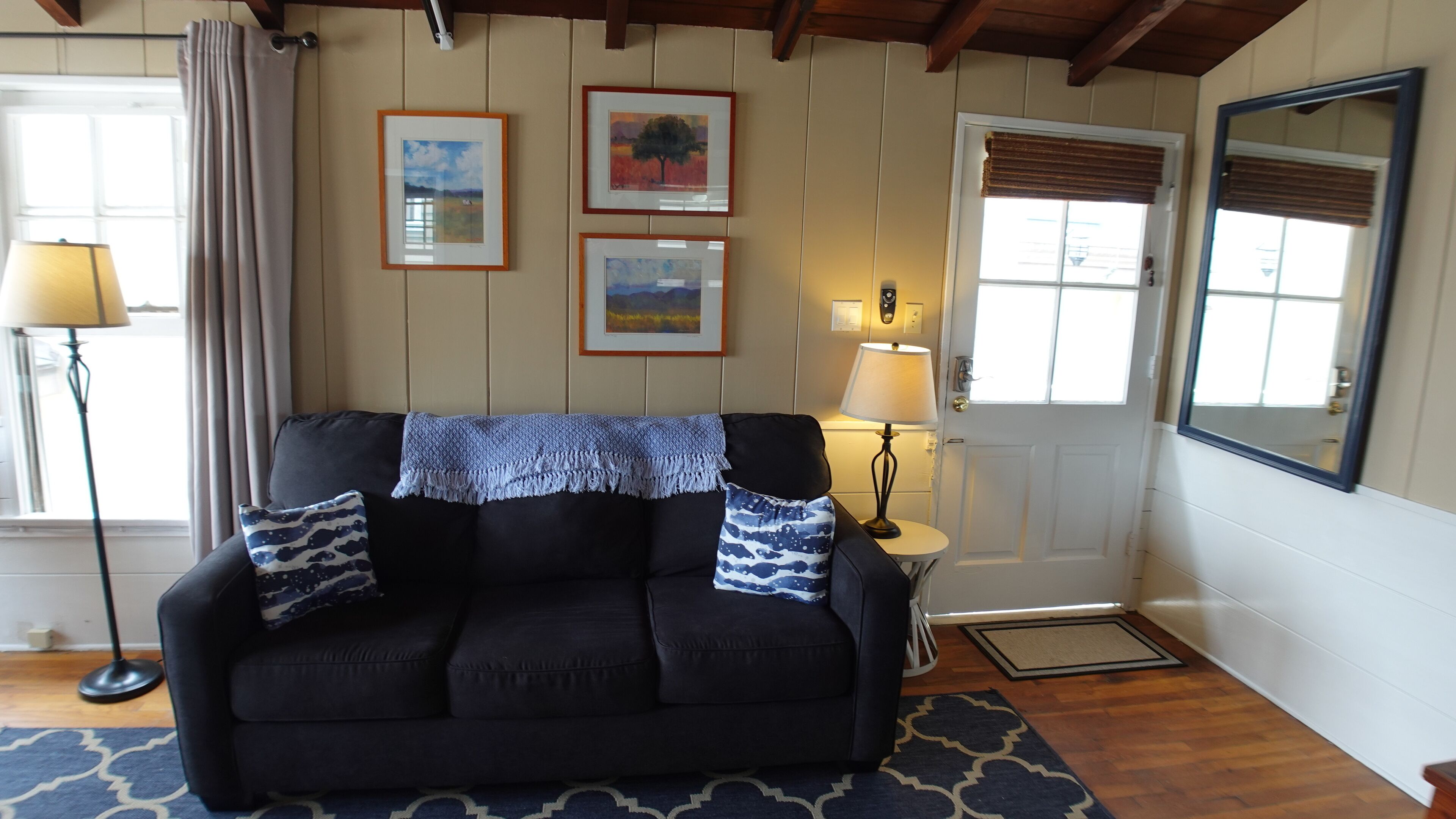 智能电视、壁炉、书