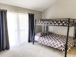 4 habitaciones, tabla de planchar con plancha, cuna de viaje y wifi 