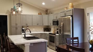 Køleskab, mikrobølgeovn, ovn, kogeplade