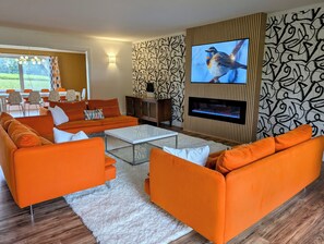 Smart-tv, eldstad, dvd-spelare och bordsfotboll