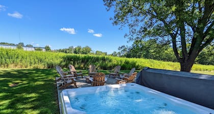 Dazzling Design, Hot Tub, Huge Rooms, Privacy, 20 acres
