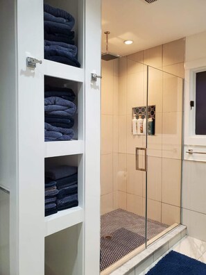 Combined shower/bathtub, hair dryer, towels, soap - Dazzling Design, Hot Tub, Huge Rooms, Privacy, 20 acres (Swan Lake)