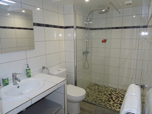 Shower, hair dryer, towels - LE FLAMBOYANT, triplex sea view, 3 bedrooms, residence with swimming pool (le Gosier)