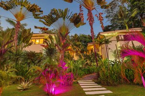 Property grounds - Macaws and Sloths and Monkeys, Oh My! Villa Capuchin in Manuel Antonio (Manuel Antonio)