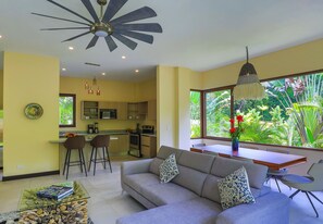 Interior - Macaws and Sloths and Monkeys, Oh My! Villa Capuchin in Manuel Antonio (Manuel Antonio)