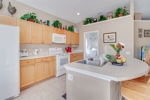 Full-sized fridge, oven, stovetop, dishwasher