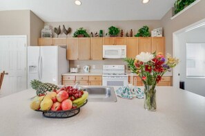 Køleskab/fryser i fuld størrelse, ovn, kogeplade, opvaskemaskine