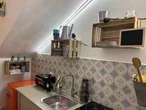 Fridge, oven, coffee/tea maker, electric kettle