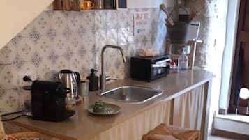 Fridge, oven, coffee/tea maker, electric kettle