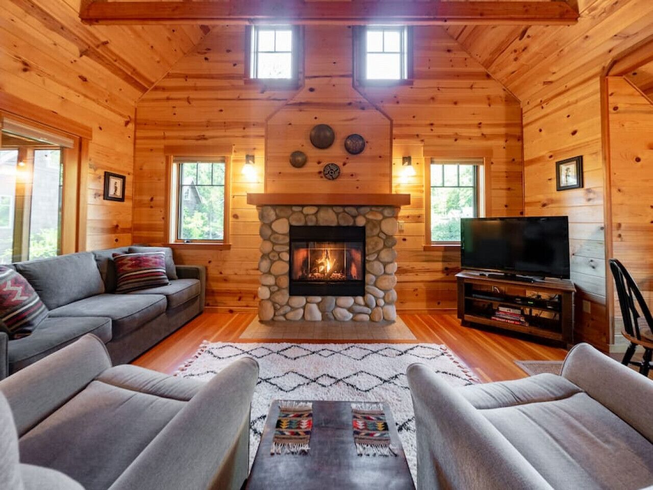 On the River! Wooded Bliss Riverfront Sanctuary on the Mckenzie River