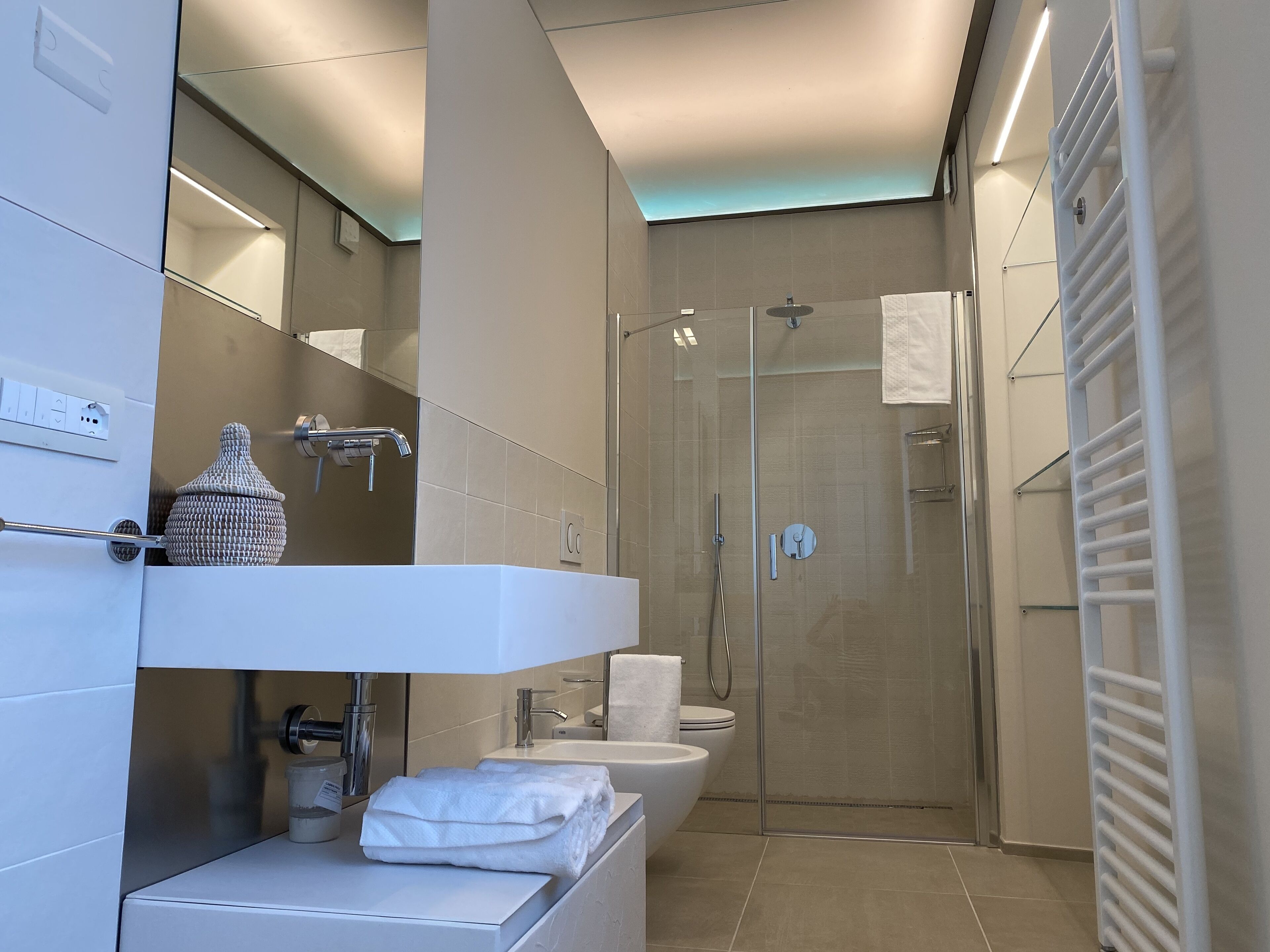 Badewanne, Haartrockner, Bidet, Handtücher