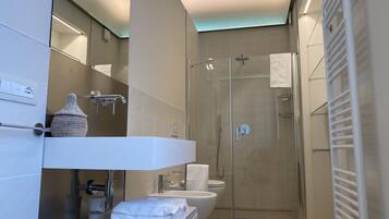 Badewanne, Haartrockner, Bidet, Handtücher