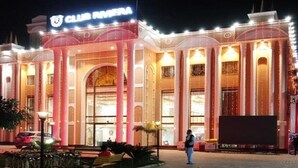 Fachada da propriedade à noite