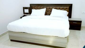 Deluxe Room | Desk, free WiFi