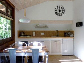 Kühlschrank, Mikrowelle, Herdplatte, Wasserkocher mit Kaffee-/Teezubehör