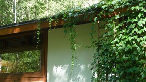 Un bâtiment de style rustique, avec des fondations en pierre et une structure supérieure en bois.