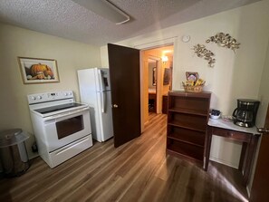 Een koelkast, een microgolfoven, een oven, een kookplaat