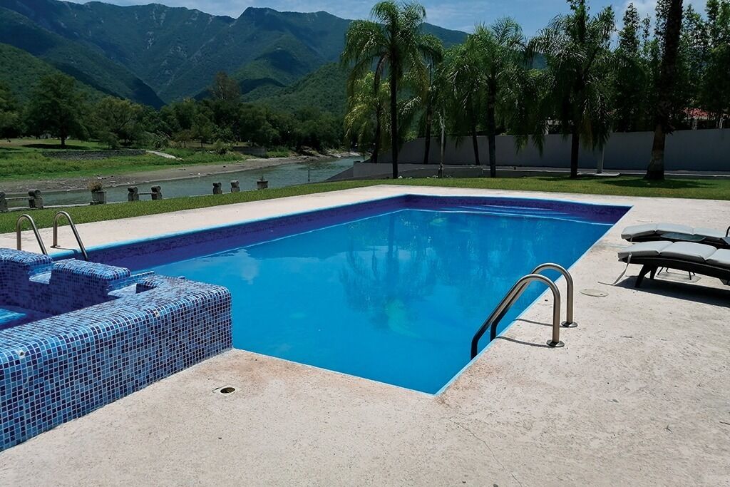 Una piscina al aire libre