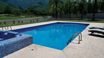 Una piscina al aire libre