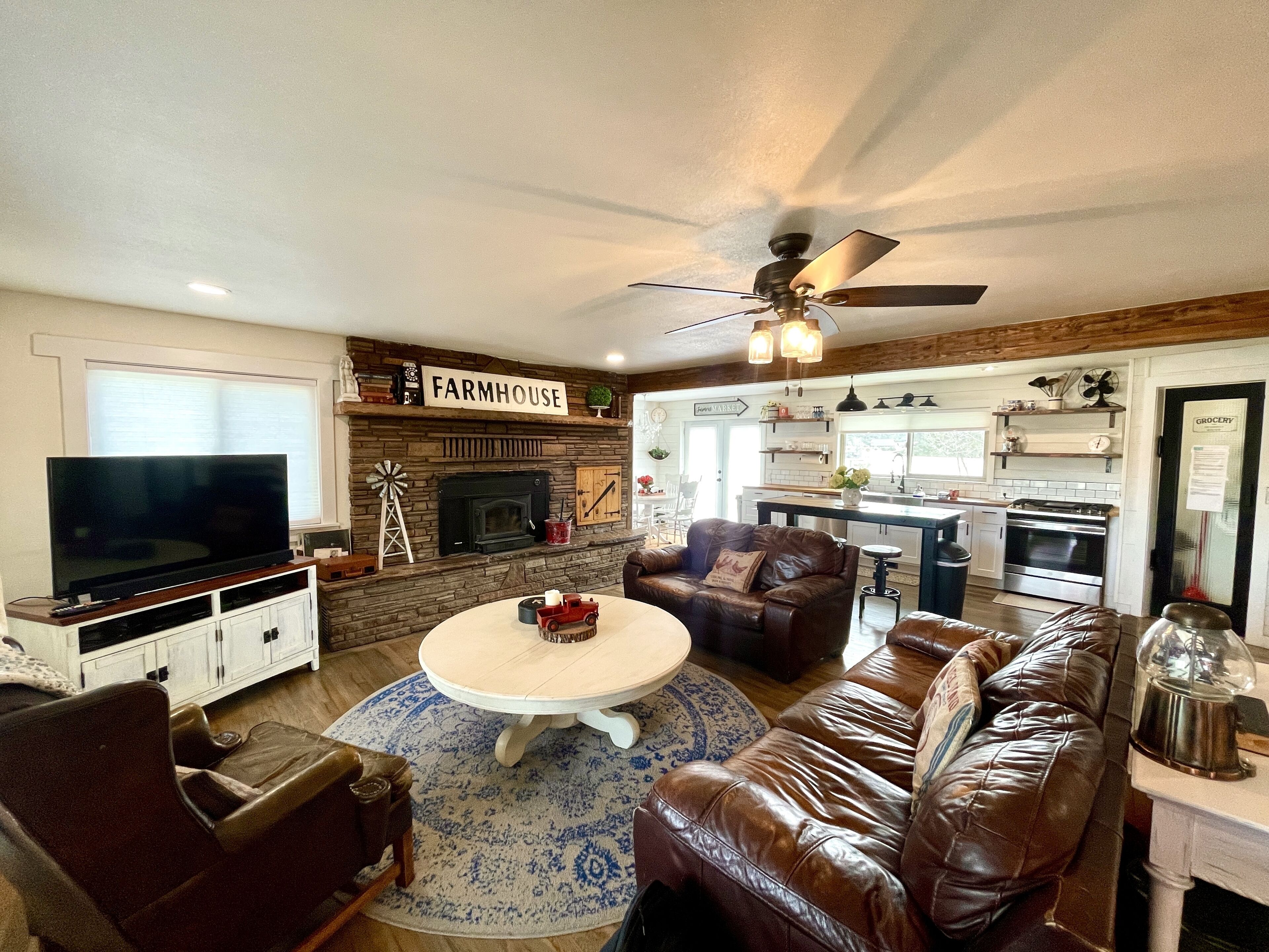 Smart TV, fireplace