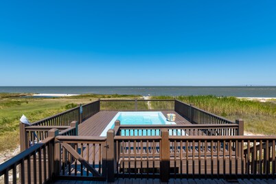 Bayfront with Private Pool! Outdoor games, modern style! - The Blue Crab