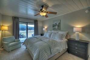 3 bedrooms, iron/ironing board, WiFi, bed sheets - LAKE COTTAGE on deep water w/ MILLION $$ views! Newly Renovated HGTV style decor (Blairsville)