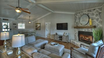 Smart TV, fireplace, DVD player, stereo