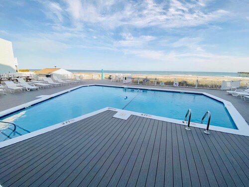Enjoy Sunset Views at Cozy Oceanfront Condo + Pool on Ocean Isle Beach, NC