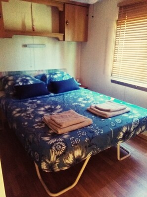 2 bedrooms, travel cot, bed sheets