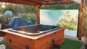 A hot tub in a wooden structure with a view of palm trees. - Quiet and very few neighbors around (Riez)