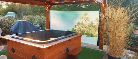 Outdoor spa tub