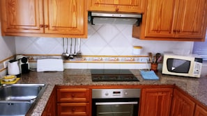 Een koelkast, een microgolfoven, een oven, een kookplaat