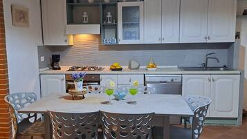 Réfrigérateur, four, plaque de cuisson, lave-vaisselle