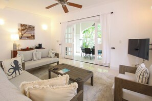 TV, DVD player - Private Pool, 3 mins from Beach - Turtle View 2 (Porters)