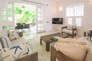 TV, DVD player - Private Pool, 3 mins from Beach - Turtle View 2 (Porters)