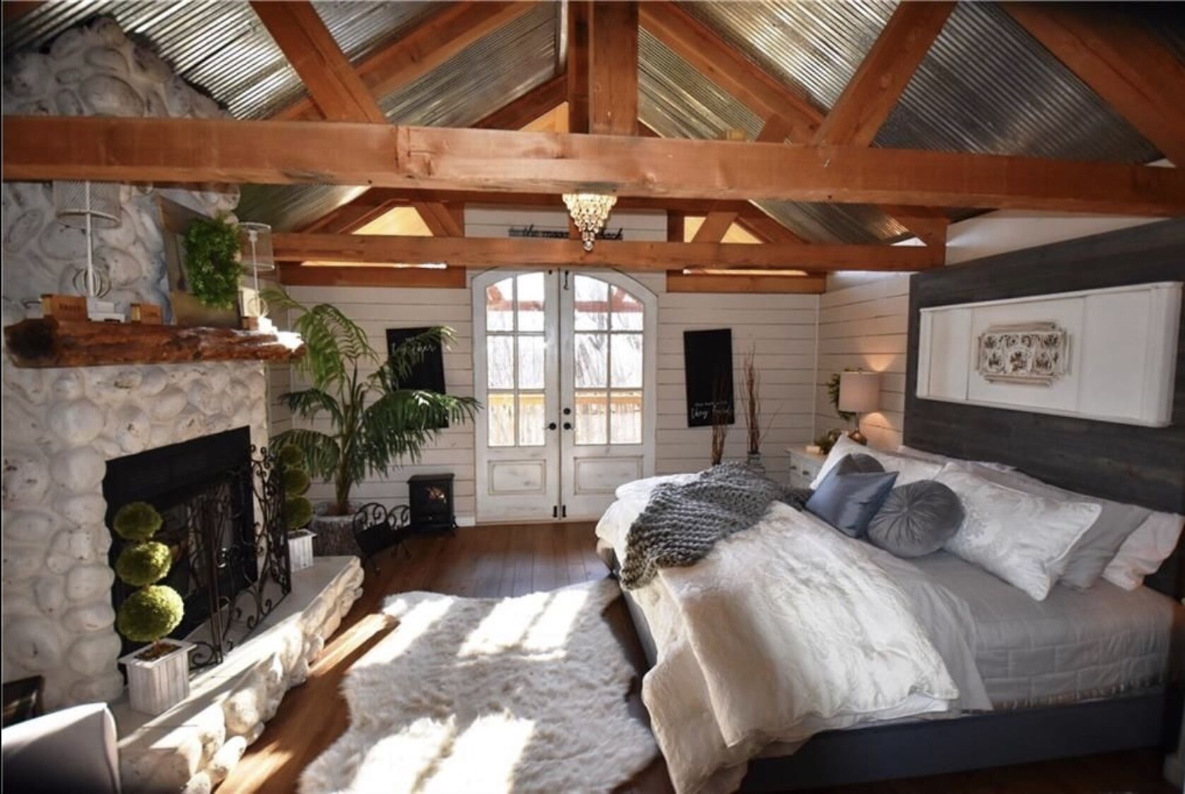 Charming and Secluded Mountain Cabin for Couples near Eureka Springs
