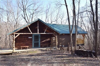 Charming and Secluded Mountain Cabin for Couples near Eureka Springs