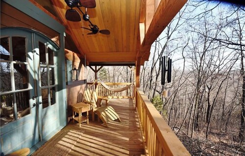 Charming and Secluded Mountain Cabin for Couples near Eureka Springs