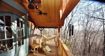 Charming and Secluded Mountain Cabin for Couples near Eureka Springs