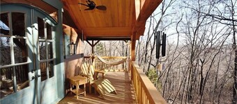 Charming and Secluded Mountain Cabin for Couples near Eureka Springs