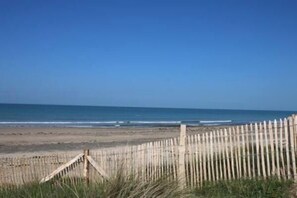 Na praia, espreguiçadeiras 