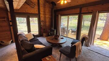 Televisión, reproductor de DVD y videoteca