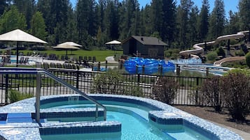 Alberca techada y alberca al aire libre