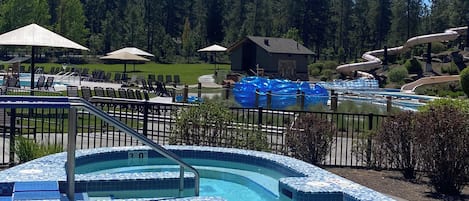 Alberca techada y alberca al aire libre