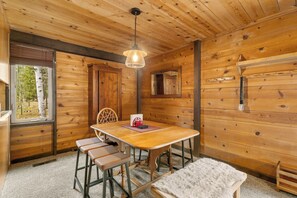 Dining - Classic Cabin near the River, Paths and Village (Sunriver)