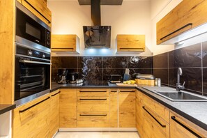 Kühlschrank, Mikrowelle, Ofen, Herdplatte