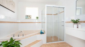 Shower, jetted bath, hair dryer, towels