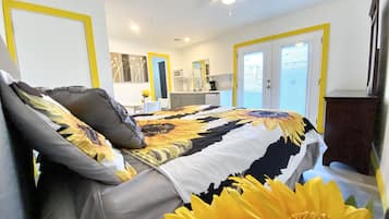 Een bureau, een strijkplank/strijkijzer, gratis wifi, beddengoed