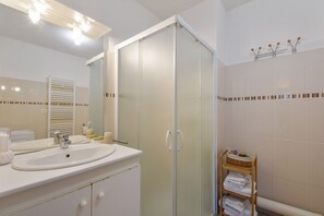 Shower, hair dryer, towels