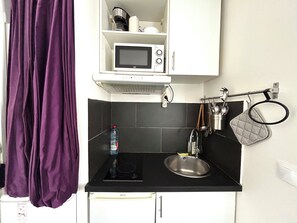 Kühlschrank, Mikrowelle, Herdplatte, Wasserkocher mit Kaffee-/Teezubehör